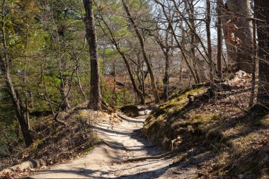 İlkbaharın başlarında Açlık Kaya Parkı 'nda yürüyüş parkı.