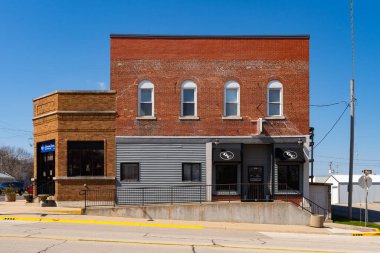 Pecatonica, Illinois - ABD - 28 Mart 2024: Pecatonica, Illinois şehir merkezinde inşaat ve mağaza önü, ABD.