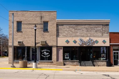 Pecatonica, Illinois - ABD - 28 Mart 2024: Pecatonica, Illinois şehir merkezinde inşaat ve mağaza önü, ABD.