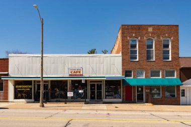 Pecatonica, Illinois - ABD - 28 Mart 2024: Pecatonica, Illinois şehir merkezinde inşaat ve mağaza önü, ABD.