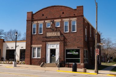 Pecatonica, Illinois - ABD - 28 Mart 2024: Pecatonica, Illinois şehir merkezinde inşaat ve mağaza önü, ABD.