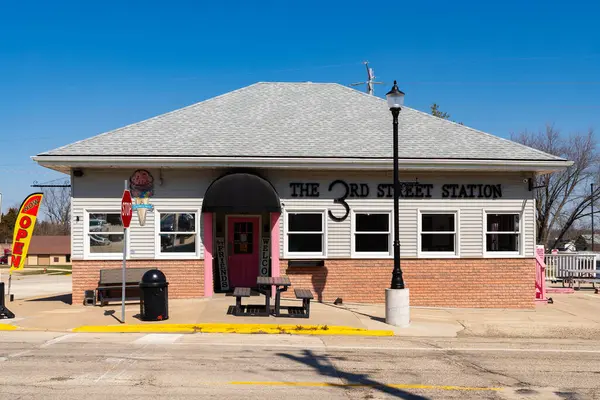 Pecatonica, Illinois - ABD - 28 Mart 2024: Pecatonica, Illinois şehir merkezinde inşaat ve mağaza önü, ABD.