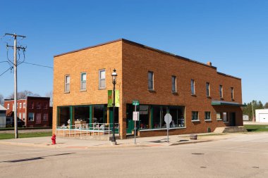 Earlville, Illinois - ABD - 8 Nisan 2024: Earlville, Illinois, ABD 'deki S. Ottawa Caddesi' ndeki şehir merkezi binaları.