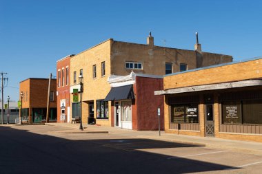 Earlville, Illinois - ABD - 8 Nisan 2024: Earlville, Illinois, ABD 'deki S. Ottawa Caddesi' ndeki şehir merkezi binaları.
