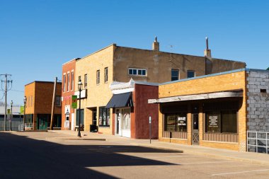 Earlville, Illinois - ABD - 8 Nisan 2024: Earlville, Illinois, ABD 'deki S. Ottawa Caddesi' ndeki şehir merkezi binaları.