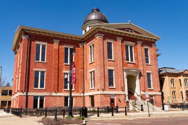 Woodstock, Illinois - ABD - 8 Nisan 2024: 1857 'de Woodstock, Illinois, ABD' de inşa edilen tarihi McHenry County Adliyesi.