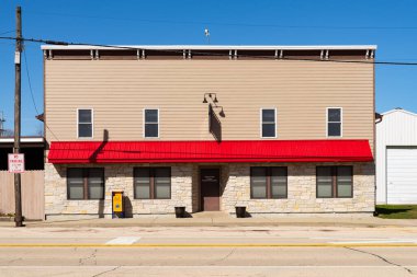 Union, Illinois - ABD - 8 Nisan 2024: Union, Illinois, ABD 'de şehir merkezi binası ve mağaza önü.