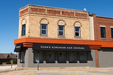 Crystal Lake, Illinois - ABD - 8 Nisan 2024: Kristal Göl, Illinois, ABD 'deki ana caddede şehir merkezi bina ve mağaza önü.