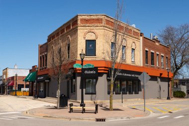 Crystal Lake, Illinois - ABD - 8 Nisan 2024: Kristal Göl, Illinois, ABD 'deki ana caddede şehir merkezi bina ve mağaza önü.