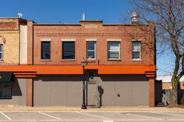 Crystal Lake, Illinois - ABD - 8 Nisan 2024: Kristal Göl, Illinois, ABD 'deki ana caddede şehir merkezi bina ve mağaza önü.