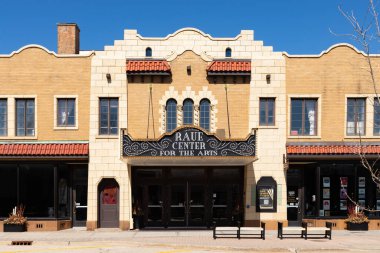 Crystal Lake, Illinois - ABD - 8 Nisan 2024: Raue Center for the Arts binasının dış mimarisi, ilk olarak 1929 yılında Crystal Lake, Illinois, ABD 'de inşa edildi..