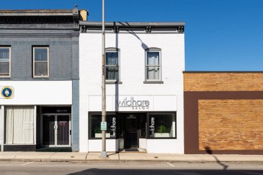 Marengo, Illinois - ABD - 8 Nisan 2024: Marengo, Illinois, ABD 'deki South State Caddesi' ndeki şehir merkezi binalar ve mağazalar.