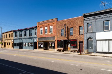 Marengo, Illinois - ABD - 8 Nisan 2024: Marengo, Illinois, ABD 'deki South State Caddesi' ndeki şehir merkezi binalar ve mağazalar.