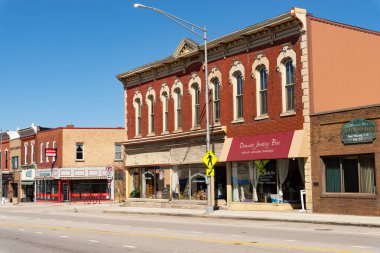 Marengo, Illinois - ABD - 8 Nisan 2024: Marengo, Illinois, ABD 'deki South State Caddesi' ndeki şehir merkezi binalar ve mağazalar.
