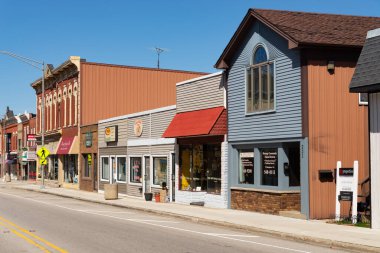 Marengo, Illinois - ABD - 8 Nisan 2024: Marengo, Illinois, ABD 'deki South State Caddesi' ndeki şehir merkezi binalar ve mağazalar.