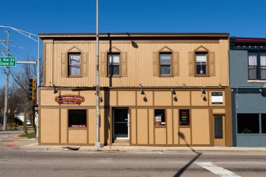 Marengo, Illinois - ABD - 8 Nisan 2024: Marengo, Illinois, ABD 'deki South State Caddesi' ndeki şehir merkezi bina ve mağaza önü.