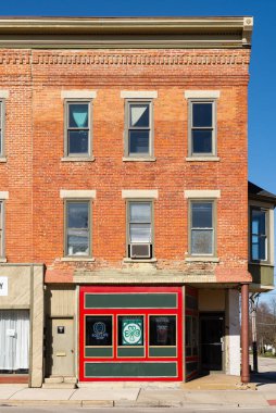 Marengo, Illinois - ABD - 8 Nisan 2024: Marengo, Illinois, ABD 'deki South State Caddesi' ndeki şehir merkezi bina ve mağaza önü.