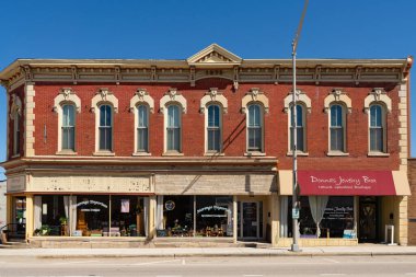 Marengo, Illinois - ABD - 8 Nisan 2024: Marengo, Illinois, ABD 'deki South State Caddesi' ndeki şehir merkezi bina ve mağaza önü.