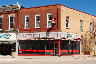 Marengo, Illinois - ABD - 8 Nisan 2024: Marengo, Illinois, ABD 'deki South State Caddesi' ndeki şehir merkezi bina ve mağaza önü.