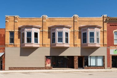 Marengo, Illinois - ABD - 8 Nisan 2024: Marengo, Illinois, ABD 'deki South State Caddesi' ndeki şehir merkezi bina ve mağaza önü.