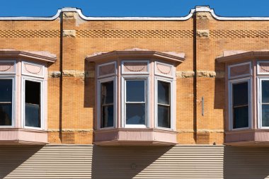 Marengo, Illinois, ABD 'deki eski şehir merkezinin dış duvarı ve pencereleri..