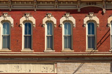 Marengo, Illinois, ABD 'deki eski şehir merkezinin dış duvarı ve pencereleri..