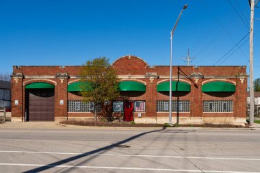 Marengo, Illinois - ABD - 8 Nisan 2024: Marengo, Illinois, ABD 'deki şehir merkezi bina ve mağaza önü.