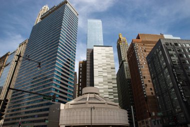 Chicago, Illinois - ABD - 22 Nisan 2024: Chicago, Illinois, ABD 'de güzel bir ilkbahar öğleden sonra şehir merkezi binaları.