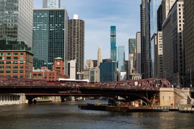 Chicago, Illinois - ABD - 22 Nisan 2024: Chicago, Illinois, ABD 'de güzel bir ilkbahar öğleden sonra şehir merkezi binaları.