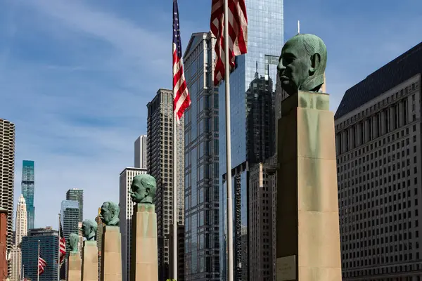 Chicago, Illinois - Amerika Birleşik Devletleri - 22 Nisan 2024: Merchandise Mart Hall of Fame heykelleri, Joseph Kennedy tarafından 1957 'de, Chicago, Illinois' deki Merchandise Mart 'ta yaptırıldı..