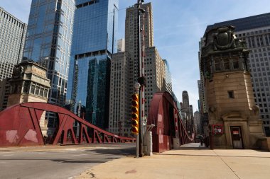 Güneşli bir bahar öğleden sonrasında Chicago şehir merkezindeki La Salle Caddesi Köprüsü 'ne bakın..