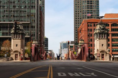 Chicago, Illinois - Amerika Birleşik Devletleri - 24 Nisan 2024: Güneşli bir bahar öğleden sonrasında Chicago, Illinois, ABD 'de La Salle Street Köprüsü' ne bakıyorum..