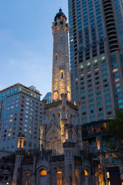 Chicago, Illinois - Amerika Birleşik Devletleri - 22 Nisan 2024: Tarihi Chicago Bulvarı Su Kulesi ve Pompalama İstasyonu, 1869 yılında Şikago, Illinois, ABD 'de mavi saatte inşa edildi..