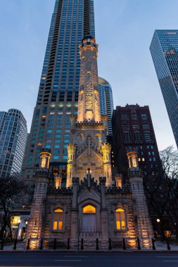 Chicago, Illinois - Amerika Birleşik Devletleri - 22 Nisan 2024: Tarihi Chicago Bulvarı Su Kulesi ve Pompalama İstasyonu, 1869 yılında Şikago, Illinois, ABD 'de mavi saatte inşa edildi..