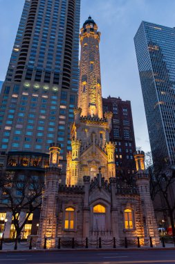 Chicago, Illinois - Amerika Birleşik Devletleri - 22 Nisan 2024: Tarihi Chicago Bulvarı Su Kulesi ve Pompalama İstasyonu, 1869 yılında Şikago, Illinois, ABD 'de mavi saatte inşa edildi..