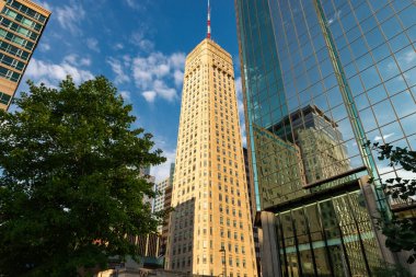 Minneapolis, Minnesota - ABD - 15 Ağustos 2024: Minneapolis şehir merkezi güzel bir yaz akşamında gökyüzü.