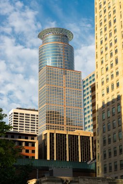 Minneapolis, Minnesota - ABD - 15 Ağustos 2024: Minneapolis şehir merkezi güzel bir yaz akşamında gökyüzü.