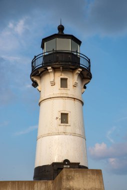 Duluth, Minnesota - Amerika Birleşik Devletleri - 12 Ağustos 2024: Duluth North Pier Lighthouse, 1910 'da ABD' nin Minnesota şehrinde güzel bir yaz öğleden sonrasında inşa edildi..