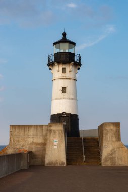 Duluth, Minnesota - Amerika Birleşik Devletleri - 12 Ağustos 2024: Duluth North Pier Lighthouse, 1910 'da ABD' nin Minnesota şehrinde güzel bir yaz öğleden sonrasında inşa edildi..