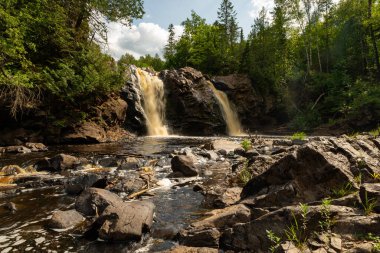 Little Manitou Şelalesi Pattison State Park, Wisconsin, ABD 'de güzel bir yaz öğleden sonrasında..