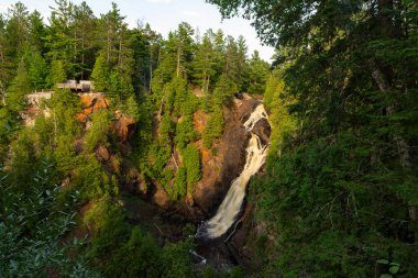 Big Manitou Şelalesi Pattison State Park, Wisconsin, ABD 'de güzel bir yaz öğleden sonrasında.