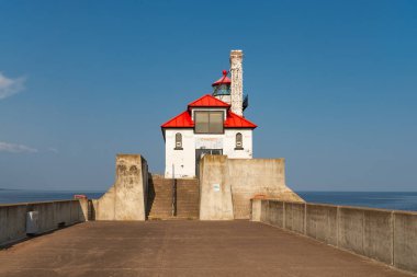 Duluth, Minnesota - ABD - 12 Ağustos 2024: Duluth Limanı Güney Breakwater Dış Deniz Feneri, 1901 yılında ABD 'nin Minnesota eyaletinin Duluth kentinde güzel bir yaz öğleden sonrasında inşa edildi..