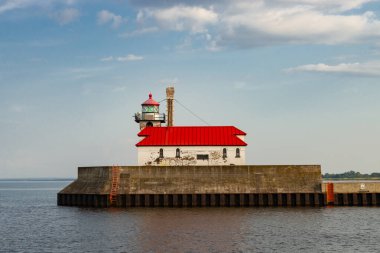 Duluth, Minnesota - ABD - 12 Ağustos 2024: Duluth Limanı Güney Breakwater Dış Deniz Feneri, 1901 yılında ABD 'nin Minnesota eyaletinin Duluth kentinde güzel bir yaz öğleden sonrasında inşa edildi..