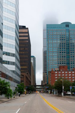 Minneapolis, Minnesota - ABD - 15 Ağustos 2024: Minneapolis şehir merkezi yağmurlu bir sabahta gökyüzü.