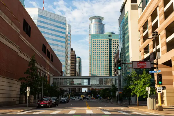 Minneapolis, Minnesota - ABD - 15 Ağustos 2024: Minneapolis, Minnesota, ABD 'de bir yaz öğleden sonra şehir merkezi.