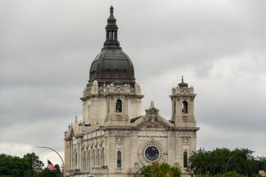 Minneapolis, Minnesota - ABD - 15 Ağustos 2024: 1907-1914 yılları arasında Minneapolis, Minnesota, ABD 'de inşa edilen tarihi Saint Mary Bazilikası' nın dış mekanı.