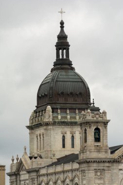 Minneapolis, Minnesota - ABD - 15 Ağustos 2024: 1907-1914 yılları arasında Minneapolis, Minnesota, ABD 'de inşa edilen tarihi Saint Mary Bazilikası' nın dış mekanı.