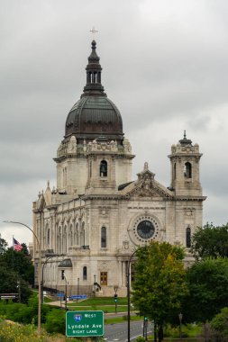 Minneapolis, Minnesota - ABD - 15 Ağustos 2024: 1907-1914 yılları arasında Minneapolis, Minnesota, ABD 'de inşa edilen tarihi Saint Mary Bazilikası' nın dış mekanı.