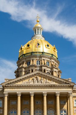 1871 'den 1886' ya kadar ABD 'nin Iowa eyaletinin Des Moines şehrinde inşa edilen Iowa Eyalet Binası' nın dışı..
