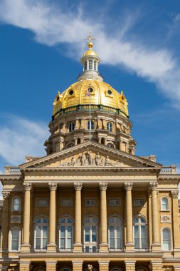 1871 'den 1886' ya kadar ABD 'nin Iowa eyaletinin Des Moines şehrinde inşa edilen Iowa Eyalet Binası' nın dışı..